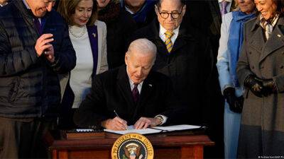 Президент США підписав закон про захист одностатевих шлюбів