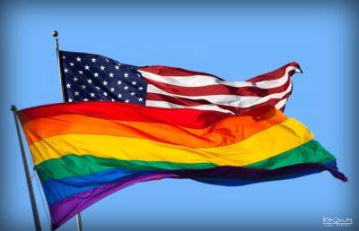 Президент США подписал закон о правовой защите однополых браков в стране
