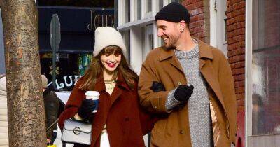 Стильная Лили Коллинз вместе с мужем на прогулке в Нью-Йорке