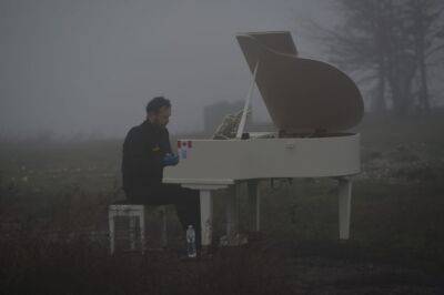 В тумане для половецких баб: известный пианист сыграл на горе в Изюме (видео)