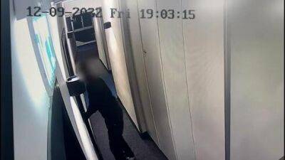 Видео: вор забрался в отель в Тверии во время молитвы - и украл тысячи долларов