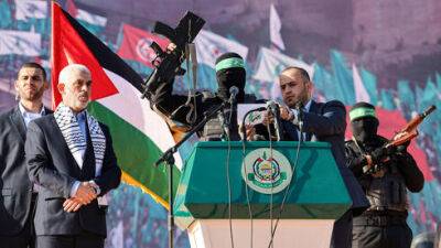 Боевик ХАМАСа показал автомат "Тавор": "Это оружие Адара Гольдина"