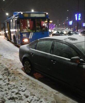 В Гродно произошло ДТП: элемент электропитания с троллейбуса упал на автомобиль