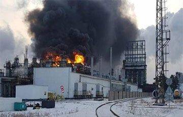 На нефтеперерабатывающем заводе РФ в Сибири произошел мощный взрыв