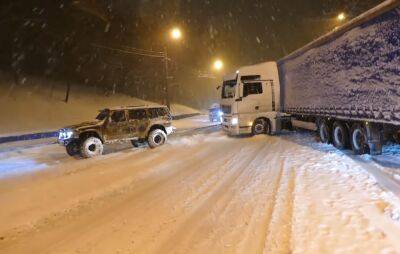 Киев накрыл мощнейший снегопад: стихия парализовала дороги, объявлен первый уровень опасности. Видео