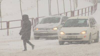 Сильный снегопад осложнил дорожные условия в Минске