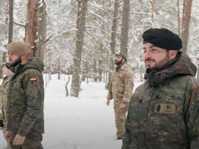 Солдаты НАТО из Дании, Латвии, Испании и США спели "Щедрик" Леонтовича в заснеженном лесу. Видео