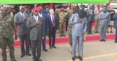 Проявил патриотизм: президент Южного Судана в прямом эфире обмочился под гимн страны (видео)
