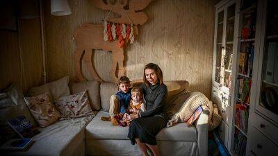 Одни дома: жены бежавших за границу россиян сами растят детей