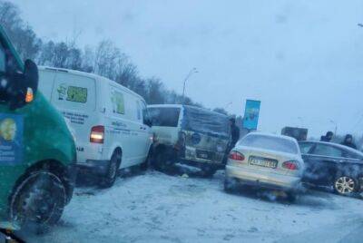 Серьезные ДТП, дикие пробка, заблокированные дороги и границы: жуткие последствия стихии в Украине. Фото, видео