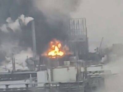 В российском Ангарске взрыв на нефтезаводе вызвал землетрясение. В результате пожара погибли сотрудники