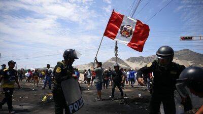 Перу: Педро Кастильо останется под стражей, что вызвало новую волну протестов