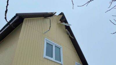 В Киевской области обломки сбитой ракеты упали на жилые дома