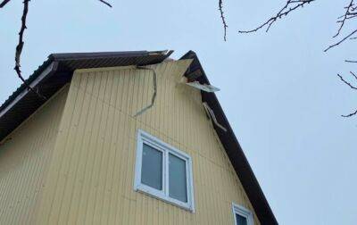 На Киевщине обломки сбитой ракеты упали на жилые дома