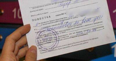 Заробили квиток назад: росіяни вручають повістки українцям, які приїхали працювати до РФ