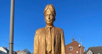 Для швыряния яйцами: В Британии установили статую Путина с головой-членом (ФОТО)