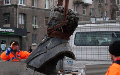 Горький піде слідом: в Дніпрі демонтували пам'ятники Пушкіну та Дубініну