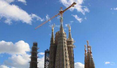 У Барселоні через 140 років добудовано дві башти Саграда-Фамілія (фото)