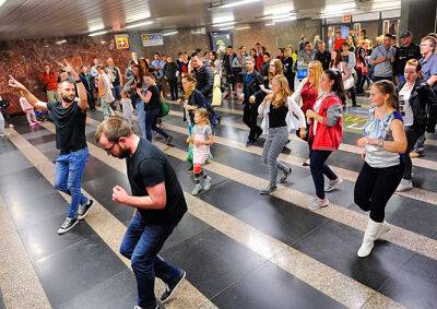 Видео: метро Праги на один день превратилось в танцплощадку