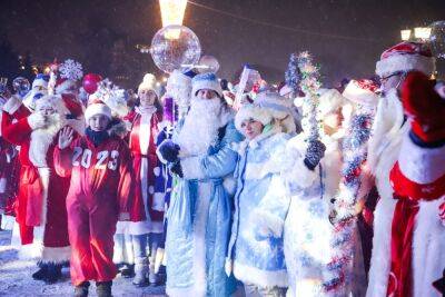 В Гродно прошло традиционное предновогоднее шествие Дедов Морозов и Снегурочек
