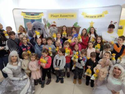 В Черновцах для детей-переселенцев прошло праздничное шоу в рамках акции "Ринат Ахметов – Детям"