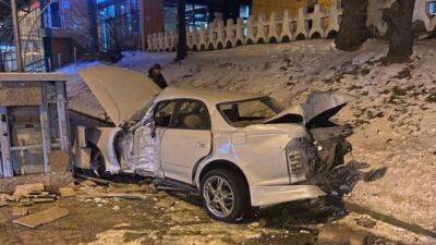 Во Владивостоке «Тойота», пытаясь избежать наезда на пешеходов, врезалась в подземный переход