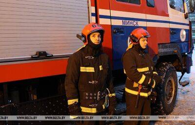 В МЧС рассказали о версиях причины пожара в жилом доме в Минске