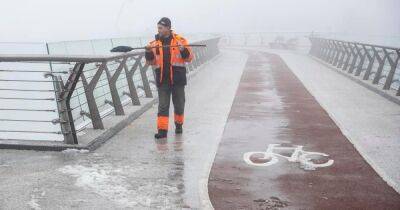 В Киеве открыли пешеходно-велосипедный мост, под который попала российская ракета