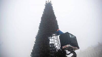 На Софийской площади практически смонтировали и начинают украшать «елку несокрушимости»