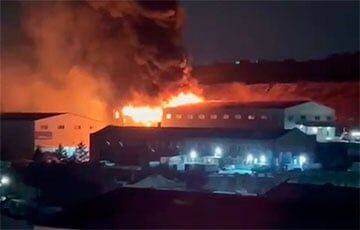 В российском Владивостоке на одном из складов масштабный пожар