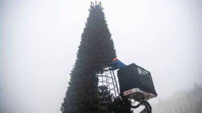На Софийской площади начинают украшать "елку несокрушимости"