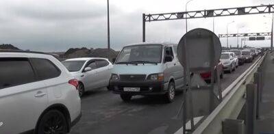 Россияне массово побежали из Крыма: на мост огромные очереди. Видео