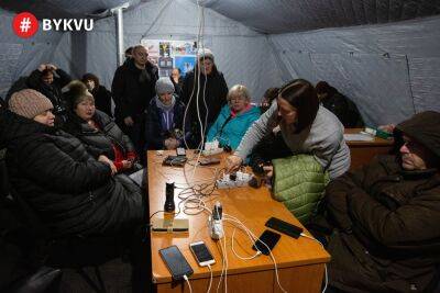 «Пункти незламності» в центрі Києва переповнені: люди займають черги, аби зарядити гаджети