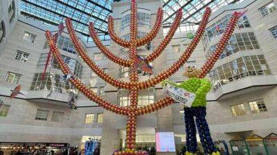 Ханукия с 5-этажный дом из 35.000 шаров: праздничное чудо в больнице "Шнайдер"