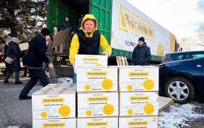 Фонд Ахметова передав гуманітарну допомогу переселенцям в Івано-Франківську