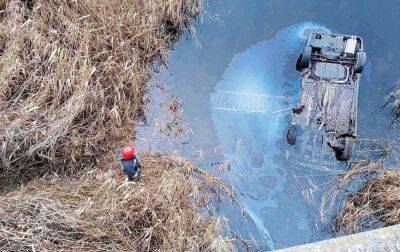 У Миколаївській області автомобіль впав з мосту: п'ятеро людей загинули, з них двоє дітей