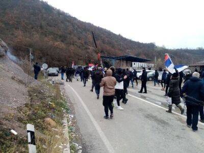 Ситуация на КПП между Косово и Сербией: протестующие пробили первую линию обороны