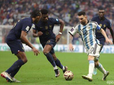 В финале чемпионата мира по футболу француз Мбаппе забил три мяча, но чемпионом стала сборная Аргентины