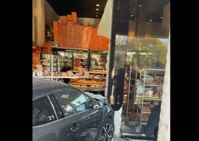 Автомобиль врезался в пекарню и опрокинул подносы с пончиками накануне Хануки