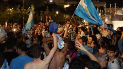 Израильтяне прыгнули в фонтан на Дизенгоф в честь победы Аргентины