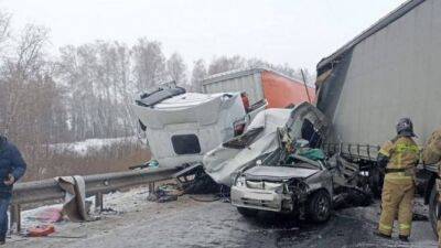 В страшном ДТП с двумя фурами и легковым автомобилем в Красноярском крае один человек погиб, двое пострадали