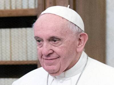 Папа римский Франциск сообщил о подписанном заранее отречении