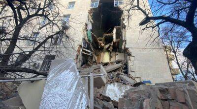 Оккупанты обстреляли Херсон, снова повреждено здание ОВА – фото