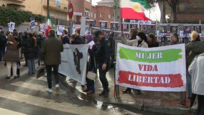 Амини Махсы - Иранцы в Испании провели акцию протеста у посольства ИРИ в Мадриде - ru.euronews.com - Иран - Испания - Тегеран - Мадрид - Сантьяго - Санчес