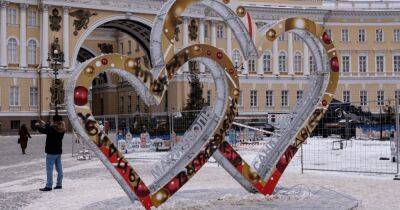 ​​"Вы его разбомбили": инсталляцию "Сердце с Мариуполем" в Петербурге расписала 17-летняя школьница