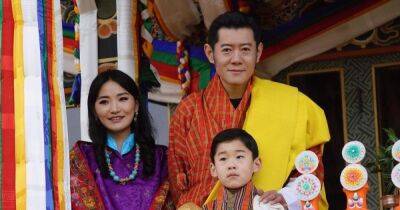 Король Бутана показал подросших сыновей на национальном празднике