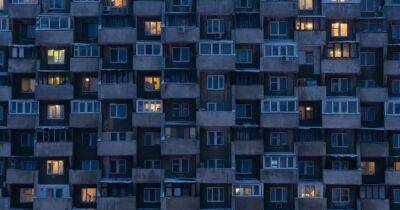 "Нашли себе жертв:": украинцы массово жалуются энергетикам на дома, где не отключают свет