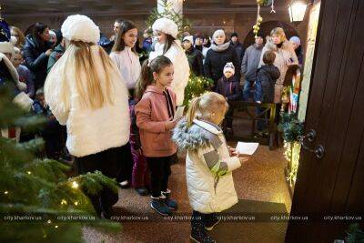 Мало улыбок, желаний почти нет — св. Николай, открывая елку в Харькове (сюжет)