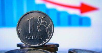 Впервые за 7 месяцев: курс рубля достиг минимума на фоне нефтяных санкций