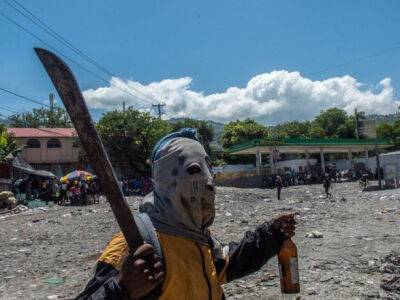 На Гаити вооруженные банды убили 12 человек и сожгли дома
